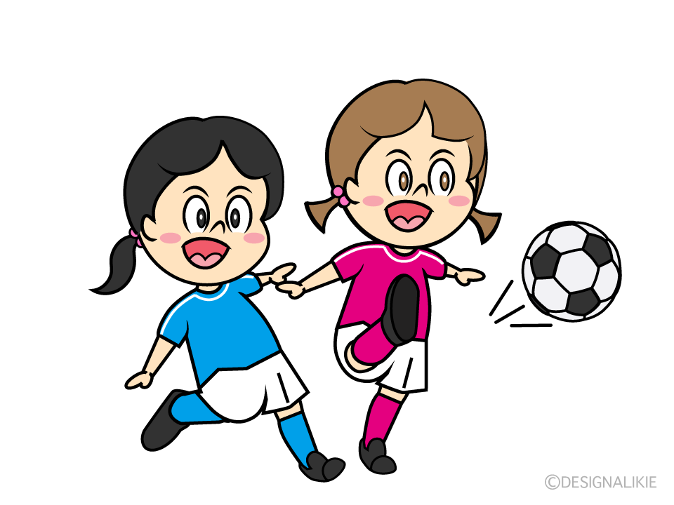 サッカーの試合をする女の子